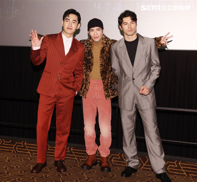 蕭敬騰不完美的我MV發布會，「跟你老婆去旅行」演員鳳小岳、張書豪送上老婆餅祝福。（記者邱榮吉/攝影）