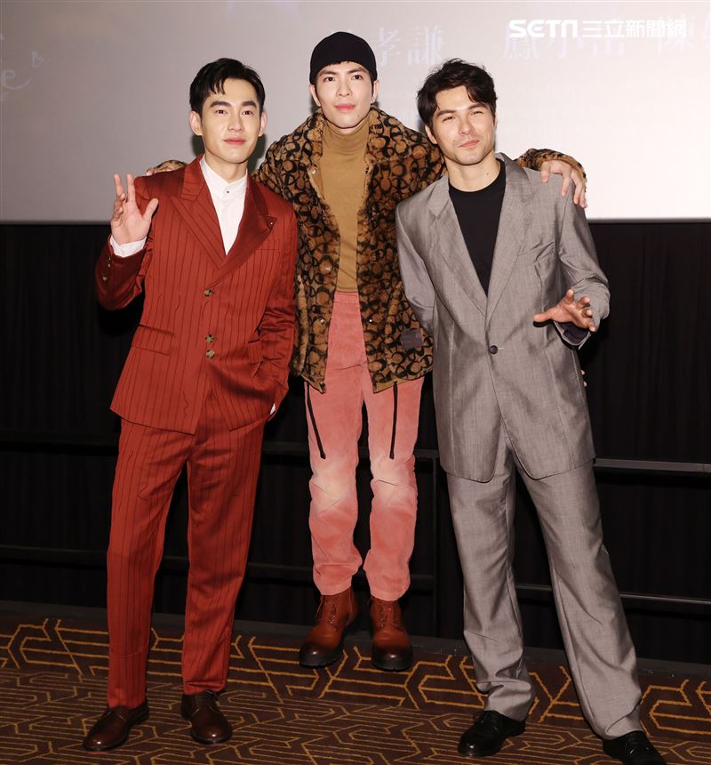 蕭敬騰不完美的我MV發布會，「跟你老婆去旅行」演員鳳小岳、張書豪送上老婆餅祝福。（記者邱榮吉/攝影）