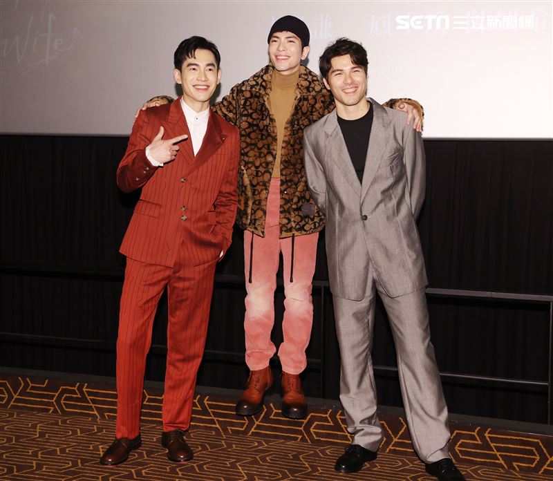 蕭敬騰不完美的我MV發布會，「跟你老婆去旅行」演員鳳小岳、張書豪送上老婆餅祝福。（記者邱榮吉/攝影）