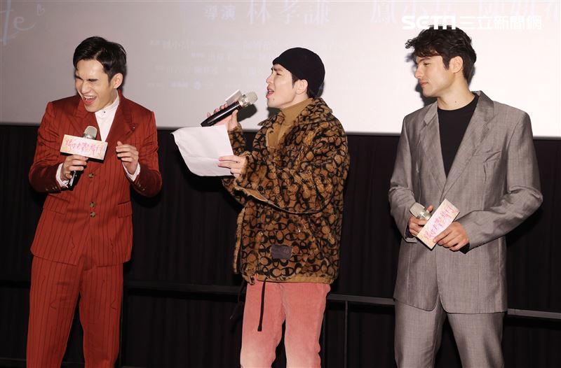 蕭敬騰、鳳小岳、張書豪一起飆唱電影「跟你老婆去旅行」主題曲。（記者邱榮吉/攝影）