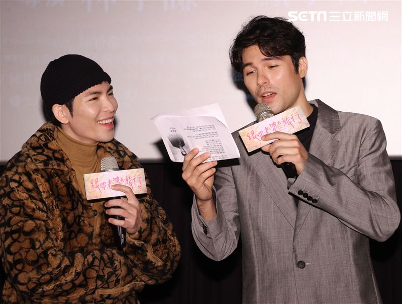 蕭敬騰、鳳小岳、張書豪一起飆唱電影「跟你老婆去旅行」主題曲。（記者邱榮吉/攝影）