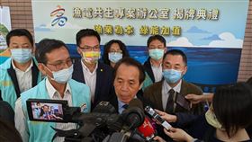 打造漁業綠能共榮  高市府設漁電共生辦公室為落實國家能源轉型願景，協助養殖產業升級，高雄市政府2日成立「漁電共生專案辦公室」，副市長林欽榮（前中）表示，市府將配合中央政策，考量當地漁業發展及漁民生計，協調光電業者及漁民攜手合作，以達成整體綠能發展目標。（高雄市海洋局提供）中央社記者侯文婷傳真  110年2月2日