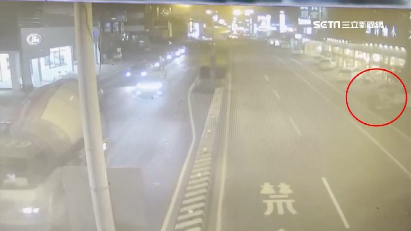 鑰匙鎖進置物箱　母子牽機車走1小時