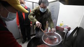 林右昌親手煮年菜  寒冬送暖基隆市長林右昌（右）2日前往東明社區「351幸福中心」參加寒冬送暖活動，親自動手料理滷紅糟肉，並將協助分裝菜餚，和大家分享。（基隆市政府提供）中央社記者王朝鈺傳真  110年2月2日