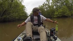 蘭斯與女兒划船時，看見湖面飄著棒狀物，便伸手將它拉起。（圖／翻攝自Gator Boy Vids） 