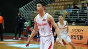 HBL宋昕澔得21分　南山力退東泰（2）109學年度HBL高中籃球聯賽8強賽，南山高中宋昕澔（前）2日拿下21分，率隊以82比67擊退東泰高中，南山目前戰績2勝1敗。中央社記者黃巧雯攝　110年2月2日