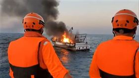 漁船,東港,火燒船,跳海,海巡,沉沒(海巡署提供)