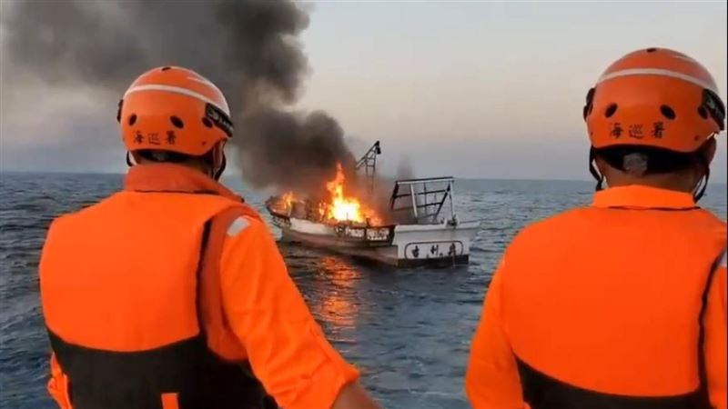枋寮外海傳火燒船　船上2人跳海逃生