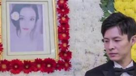 ▲男子在殯儀館補辦婚禮。（圖／翻攝自微信）