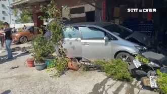 6年輕人租車出遊　疑失控撞進民宅