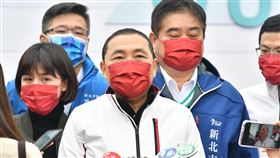 五股垃圾山活化  侯友宜要求廠家改善環境新北市積極整頓五股垃圾山，除了公有土地重新活化，提供了許多綠美化休憩空間，市長侯友宜（中）2日前往視察表示，要求220家廠家於8月底完成建築物新建與環境改善，要讓五股變成一個安居樂業的好地方。中央社記者王鴻國攝  110年2月2日