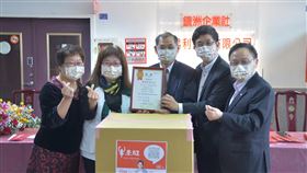國家隊順易利捐贈基隆社福機構口罩口罩國家隊順易利公司捐助社福單位口罩，在民進黨籍立委蔡適應（右2）等人協助下，2日邀請創世、家扶等單位代表受贈，受贈單位也回贈感謝狀致意。（讀者提供）中央社記者王朝鈺傳真  110年2月2日