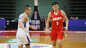 HBL光復陳將(雙)單場16分助隊勝109學年度高中籃球聯賽（HBL）男子組8強賽持續展開，光復高中陳將(雙)（右）2日晚間迎戰東山高中，全場貢獻16分5籃板6助攻，率隊以78比60獲勝。中央社記者黃巧雯攝  110年2月2日