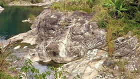 愛好攝影的網友「愛天樂」1月底到嘉義梅山瑞峯村，在瑞峯橋上往生毛樹溪溪谷拍照，檢視照片時發約有兩台轎車寬的河中大岩石，像極一隻大型犬趴在溪邊喝水，不論是輪廓、眼睛、鼻子、嘴巴都像極了，照片貼上網路也引發不少共鳴迴響。（愛天樂提供）中央社記者蔡智明傳真 110年2月2日