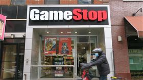 GameStop狂潮退燒  股價崩跌60%隨著散戶狂熱退燒，美東時間2日電玩零售商GameStop股價狂瀉60%。圖為1月31日紐約布魯克林GameStop門市外觀。中央社記者尹俊傑紐約攝  110年2月3日