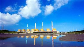 台電表示，2日燃煤機組已降載11次，減發電度數超過9000萬度，為改善空氣品質盡力。圖為台中電廠。（台電提供）
