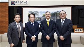 國史館長陳儀深率隊溝通 興大放棄接收台灣文獻館國史館長陳儀深（左2）2日與中興大學校長薛富盛溝通，基於共存共榮與相得益彰原則，薛富盛願意放棄先前「接收」台灣文獻館三棟大樓計畫，將與規劃團隊再討論，調整中興新村大學城規劃，以便實現最理想的新校區願景。（國史館提供）中央社記者溫貴香傳真  110年2月2日