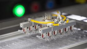 全球疫苗接種需求大增 中國注射器製造商壓力大全球啟動接種2019冠狀病毒疾病疫苗，導致注射器需求大增。路透2日報導引述中國製造商表示，正在24小時趕工生產，這已經給他們帶來空前壓力。圖為北京科興公司生產線，正為預充式注射器注入疫苗。（中新社提供）中央社　110年2月2日