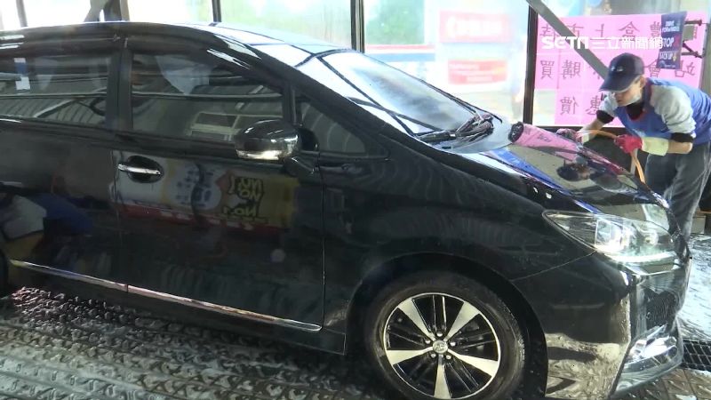 下班洗車！她聽2字秒開走　員工傻眼