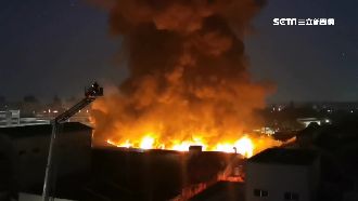 嘉義塑膠廠烈火狂燒　8百坪付之一炬