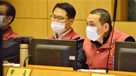 侯友宜：春節啟動風景區人潮儀表板強化防疫新北市長侯友宜（右）3日在防疫會議中表示，春節期間將在風景區與人潮密集處啟動人潮儀表板監控人潮，必要時限制、縮小活動範圍。中央社記者黃旭昇新北攝  110年2月3日