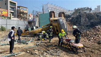 怪手傾倒翻1樓　駕駛被重壓慘死