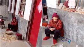 哥哥「偷偷載走」90歲媽媽！弟弟上門理論：憑什麼這樣▲（圖／翻攝自秒聞視頻）