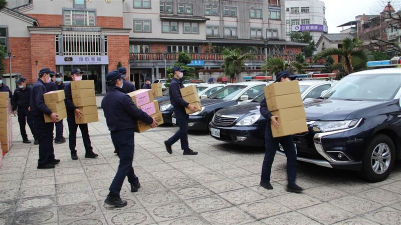 淡水警偕鄞山寺關懷弱勢　歲末送暖