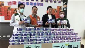 中市里長聯合總會捐10萬片口罩助家扶兒武漢肺炎疫情仍在持續，台中市里長聯合總會總會長陳建良（右2）3日捐贈10萬片口罩給北台中、南台中家扶中心，提供4400名兒童、2400戶弱勢家庭使用。中央社記者趙麗妍攝  110年2月3日