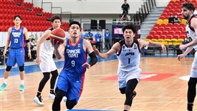 亞洲盃男籃資格賽迎戰日本　陳盈駿拿下13分亞洲盃男籃資格賽24日晚間在台北和平籃球館舉行，中華隊主場迎戰日本隊，中華隊陳盈駿（藍衣前）積極進攻，拿下13分，最終中華隊以57比96不敵日本隊。中央社記者林俊耀攝　109年2月24日