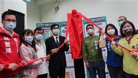 高雄鳳山危老重建及都更專案辦公室揭牌（1）高雄市政府3日舉辦「鳳山區合法房屋認定及危老重建都更推動記者會」，並成立在地危老重建及都更專案辦公室，市長陳其邁（左4）、民進黨籍立委許智傑（前右3）、無黨籍高雄市議員黃捷（左2）等人出席辦公室揭牌儀式。中央社記者王淑芬攝  110年2月3日