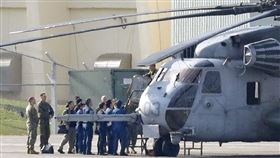直升機窗掉進校園 美軍罕見助日警調查日本沖繩警方人員14日在美軍普天間機場調查CH─53E直升機機窗掉落小學操場事故。美軍在此情況下允許日警進入基地調查，相當罕見。（共同社提供）中央社 106年12月14日
