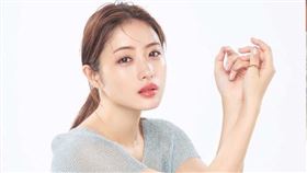 石原聰美與未來老公身分成謎，有媒體揭露媒人身分。（圖／翻攝自IG）