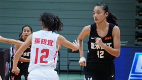 HBL女子8強戰　淡商蕭豫玟飆分助隊勝（3）109學年度高中籃球聯賽（HBL）8強賽持續展開，淡水商工中鋒蕭豫玟（右）曾包辦國中聯賽籃板后、阻攻后，3日賽事表現突出，狂飆32分、21籃板，她坦言，對新人后、籃板后獎項抱持期待。中央社記者黃巧雯攝  110年2月3日