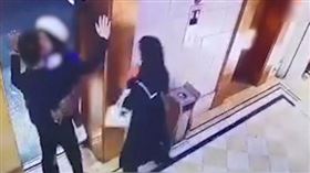 即使電梯到了，女子也依然不打算放開男子，緊緊抱著對方。（圖／翻攝自《頭條新聞》）