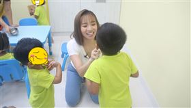 Kimberley帶著吉他與關愛之子家園的孩子們一同唱兒歌、玩遊戲、吃點心，相當開心。（圖／關愛之家提供）