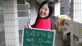 倪嘉伶克服聽障　深耕創客教育獲模範公務員新北市教育局科員倪嘉伶聽力障礙，但靠讀唇形溝通深耕創客教育，積極正向勇於任事，傑出優異表現獲行政院109年度模範公務人員。（市府提供）中央社記者黃旭昇新北傳真  110年2月3日