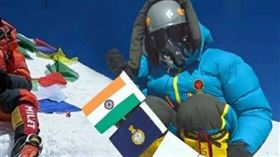 ▲印度登山者戈斯瓦米被質疑篡改的珠峰照片。（圖／戈斯瓦米推特）