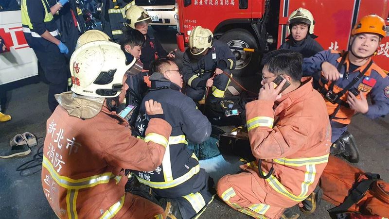 水溝蓋旁有布鞋卻不見人　路人急報案