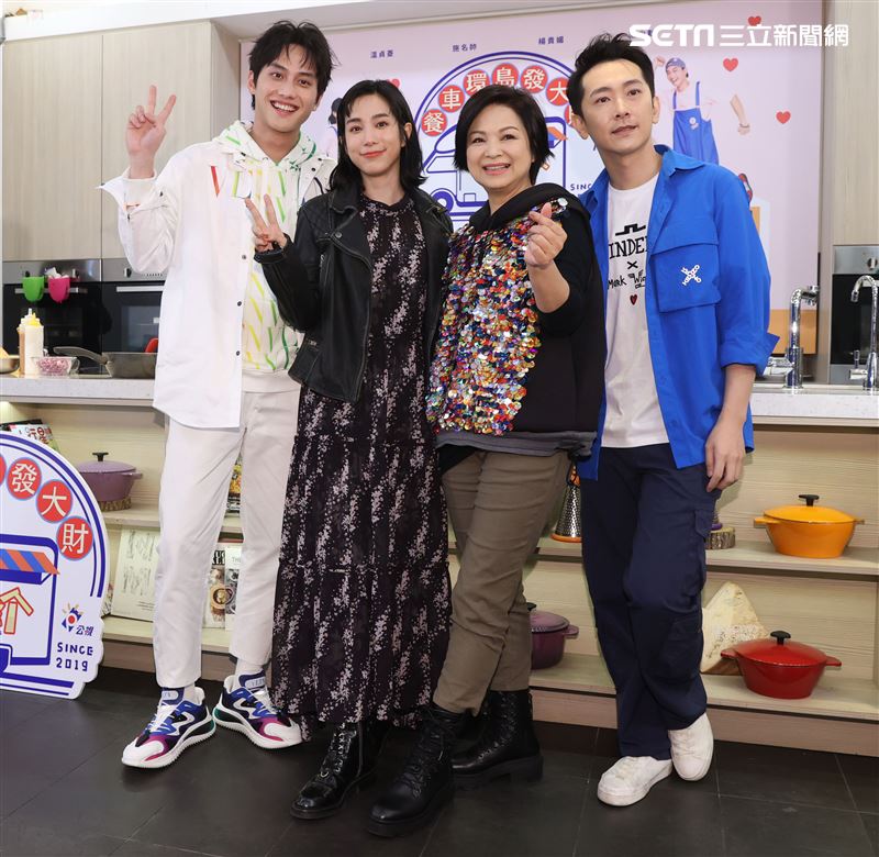 楊貴媚、范少勳、施名帥、温貞菱擔任「阮三个 - 餐車環島發大財2」主持人。（記者邱榮吉/攝影）