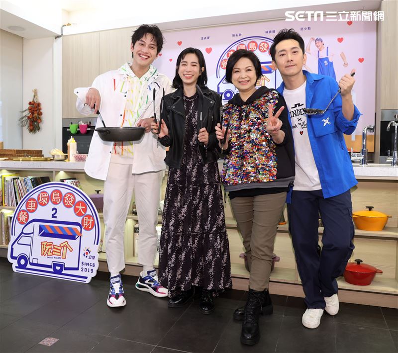 楊貴媚、范少勳、施名帥、温貞菱擔任「阮三个 - 餐車環島發大財2」主持人。（記者邱榮吉/攝影）