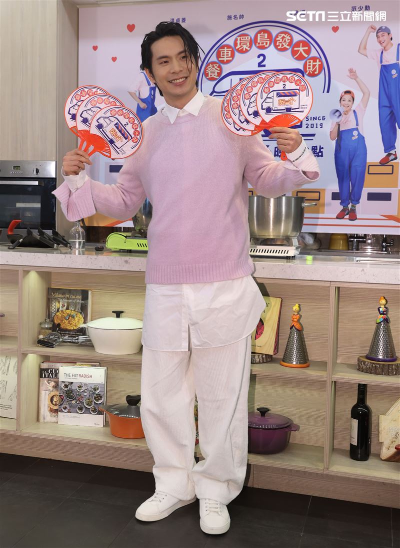 「阮三个 - 餐車環島發大財2」姚淳耀擔任小幫手。（記者邱榮吉/攝影）