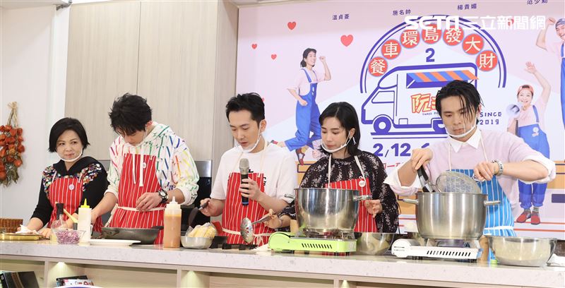 楊貴媚、范少勳、施名帥、温貞菱、姚淳耀擔任小幫手一起製作漢堡大餐。（記者邱榮吉/攝影）