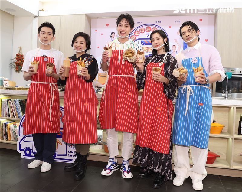 楊貴媚、范少勳、施名帥、温貞菱、姚淳耀擔任小幫手一起製作漢堡大餐。（記者邱榮吉/攝影）