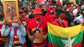 在泰緬人聚集在緬甸駐泰國大使館前緬甸軍方發動政變，多名在泰國的緬甸人1日下午身穿代表全民盟的紅色衣服並高舉翁山蘇姬的照片，聚集在緬甸駐泰國大使館前，抗議緬甸軍方的作為。中央社記者呂欣憓曼谷攝 110年2月1日