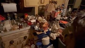 亞歷克斯花28萬買下鋼琴老師遺留的屋子，發現裡頭堆滿雜物。（圖／翻攝自alex推特） 