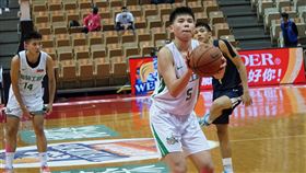 HBL高苑謝侄豈改打替補扮奇兵　力退東泰109學年度高中籃球聯賽（HBL）8強賽，高苑工商對上東泰高中，高苑謝侄豈（前）前2戰先發場均3分，在沉寂1場後，3日從板凳出發，攻下22分，率隊以89比74勝出，收下系列賽首勝。中央社記者黃巧雯攝  110年2月3日