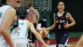 後衛楊芷昀扛重任  HBL永仁擊敗北一奪勝永仁高中女籃隊後衛楊芷昀（右）扛起重任，3日在109 學年度高中籃球聯賽（HBL）8強賽迎戰北一女中，全場貢獻19分6籃板3助攻，率隊以79比65奪勝。中央社記者黃巧雯攝  110年2月3日