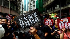 在港陸人  反送中下的矛盾群體（1）反送中激化陸港矛盾  港漂「港漂」記者Kris表示，多數港漂在中港矛盾下，對香港社會保持距離、戒心。而在中國官方的愛國主義宣傳下，很容易將爭取自由民主的運動都視為「港獨」。圖為18日維多利亞公園集會時，民眾高舉訴求標語。（資料照片）中央社記者沈朋達香港攝 108年8月24日