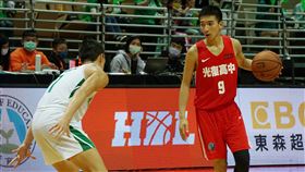 HBL男子組8強賽  光復張俊生得分創生涯新高109學年度高中籃球聯賽（HBL）8強賽持續展開，男子組光復高中3日迎戰松山高中，光復靠著後衛張俊生（右）攻下生涯新高25分，助隊終場以78比66奪勝。中央社記者黃巧雯攝　110年2月3日